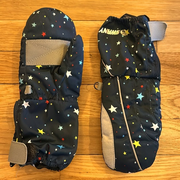 Assorted boys winter gloves and mittens. - Picture 8 of 11